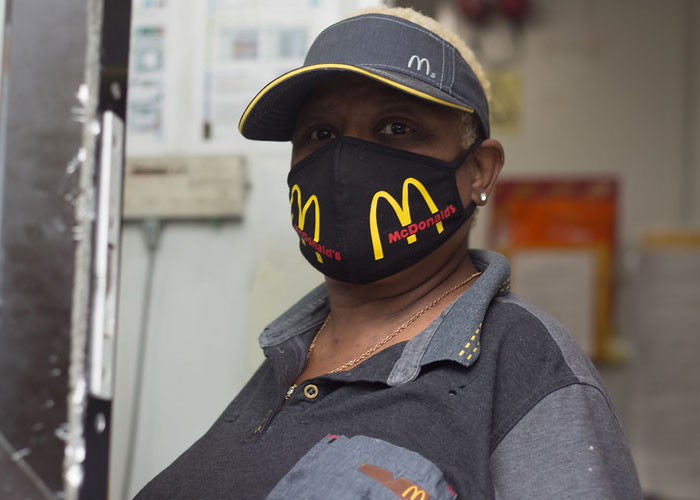 "Es un 'beneficio' para mi empleador, no para mí": La gente está compartiendo 20 cosas insultantes que les han ofrecido como un beneficio en el trabajo