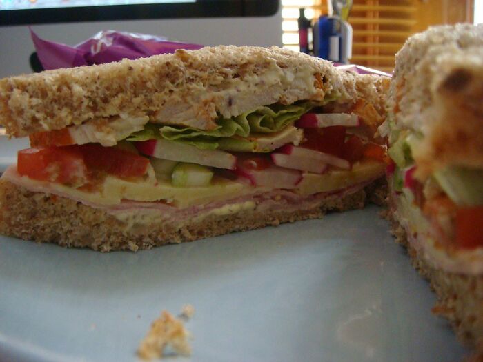 30 Rich Folks That Tied The Knot With Their Less Fortunate Partners Reveal What Shocked Them The Most About Their Ex-Life