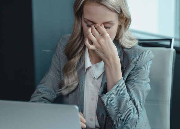 "Es un 'beneficio' para mi empleador, no para mí": La gente está compartiendo 20 cosas insultantes que les han ofrecido como un beneficio en el trabajo