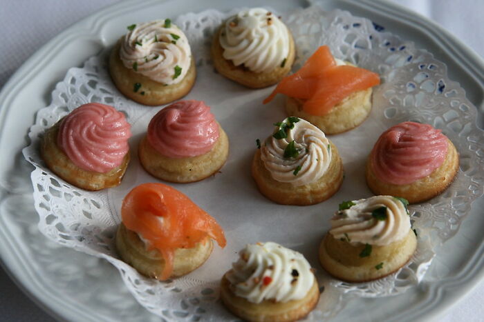 30 Rich Folks That Tied The Knot With Their Less Fortunate Partners Reveal What Shocked Them The Most About Their Ex-Life