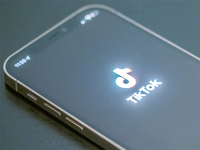 33 Things Society Has Made Us Believe Are “Necessities” But People In This Online Group Argue They Are Addictions