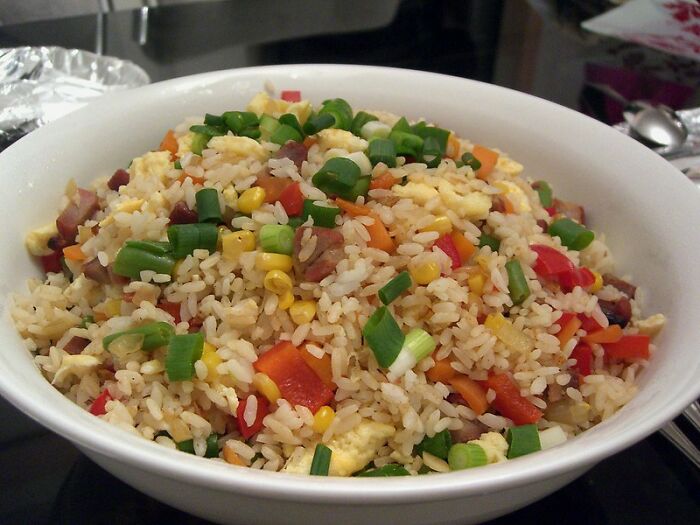 30 Rich Folks That Tied The Knot With Their Less Fortunate Partners Reveal What Shocked Them The Most About Their Ex-Life