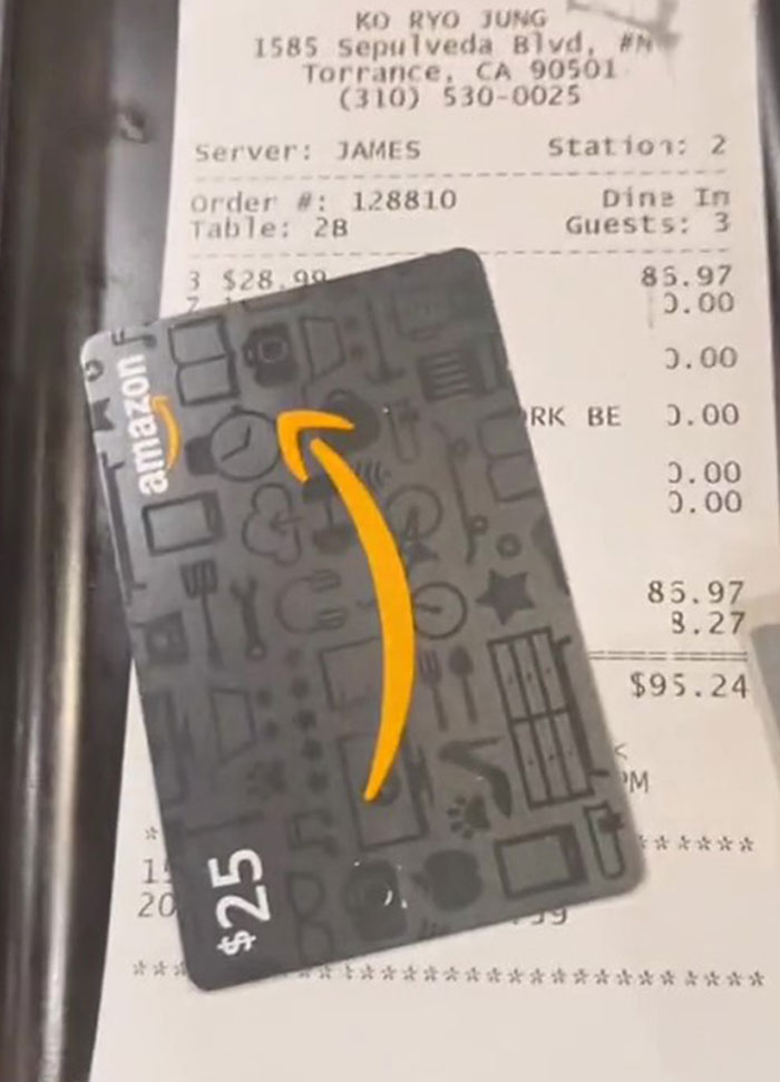 Family Wanted To Tip Their Waiter With A $25 Amazon Gift Card And Started A Massive Debate On If It&rsquo;s OK Or Not