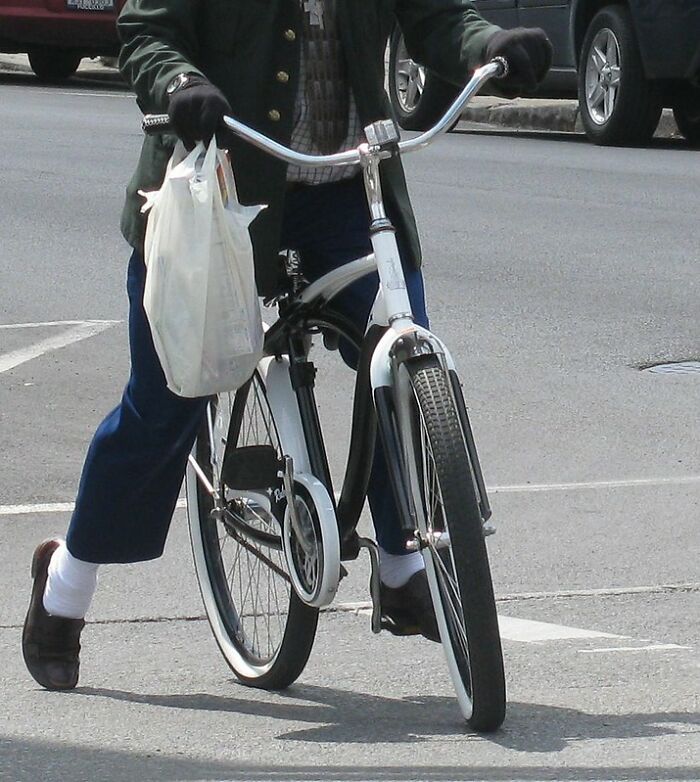 30 Rich Folks That Tied The Knot With Their Less Fortunate Partners Reveal What Shocked Them The Most About Their Ex-Life