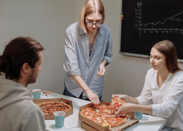 "Es un 'beneficio' para mi empleador, no para mí": La gente está compartiendo 20 cosas insultantes que les han ofrecido como un beneficio en el trabajo