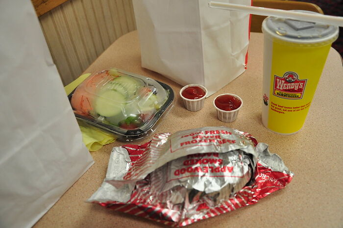 30 Rich Folks That Tied The Knot With Their Less Fortunate Partners Reveal What Shocked Them The Most About Their Ex-Life