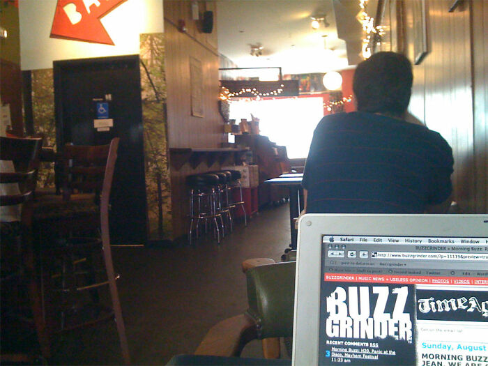 33 Things Society Has Made Us Believe Are “Necessities” But People In This Online Group Argue They Are Addictions