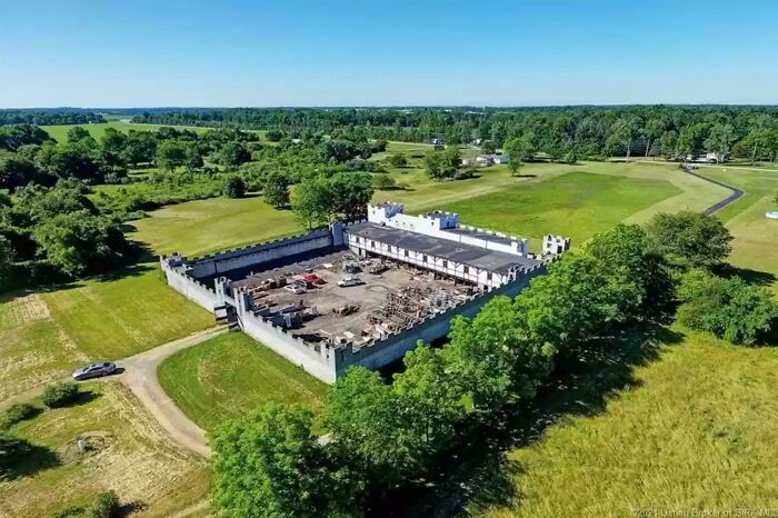 2 Br...10 Car Garage...castle In Southern Indiana