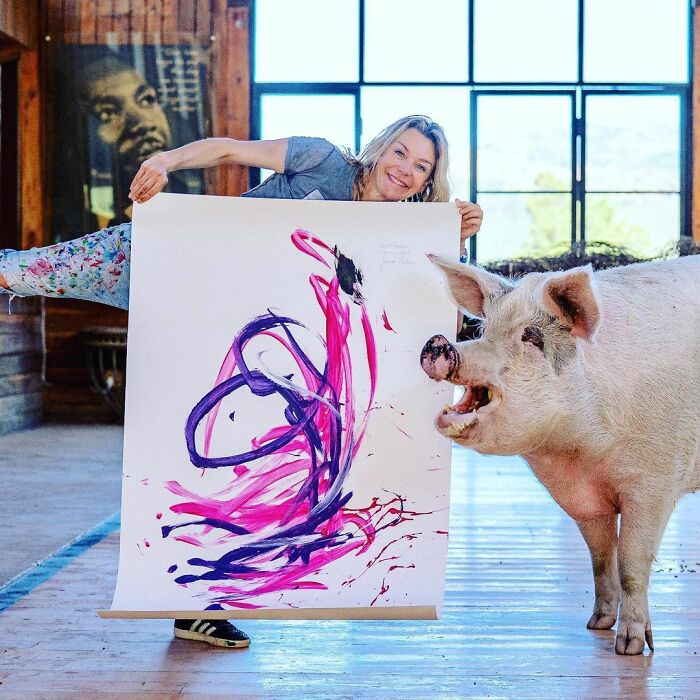 This Pig Enjoys Painting And Has Become The World's First Pig Artist