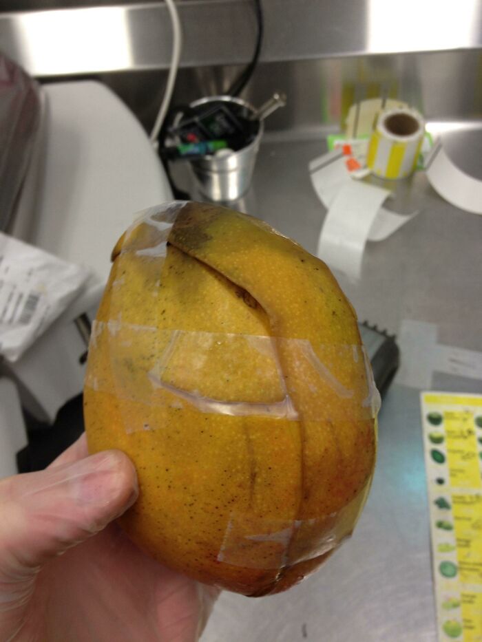 Hoy un cliente quiso devolver un producto porque “estaba muy maduro”, le pregunté si ya lo había intentado comer de todas formas. Me dijo: “¿Te parece que lo toqué?”