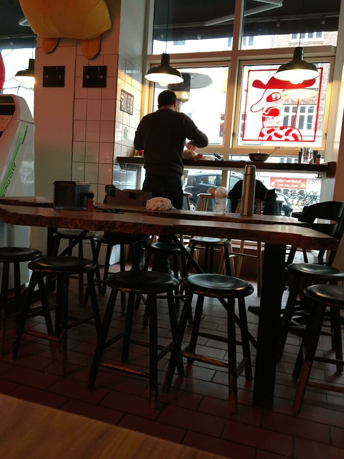 This Guy Decided To Change His Kid's Diaper In The Middle Of A Restaurant