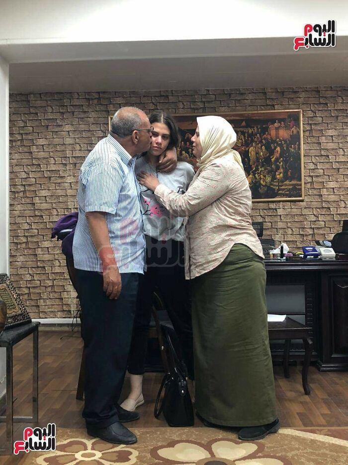 In Egypt A Girl Escaped Her Home Because She Was Beaten Everyday, The Police Found Her And Returned Her Back To Her Parents, Thats How She Look Like When They Pictured Her Reunited With Her Abusive Parents