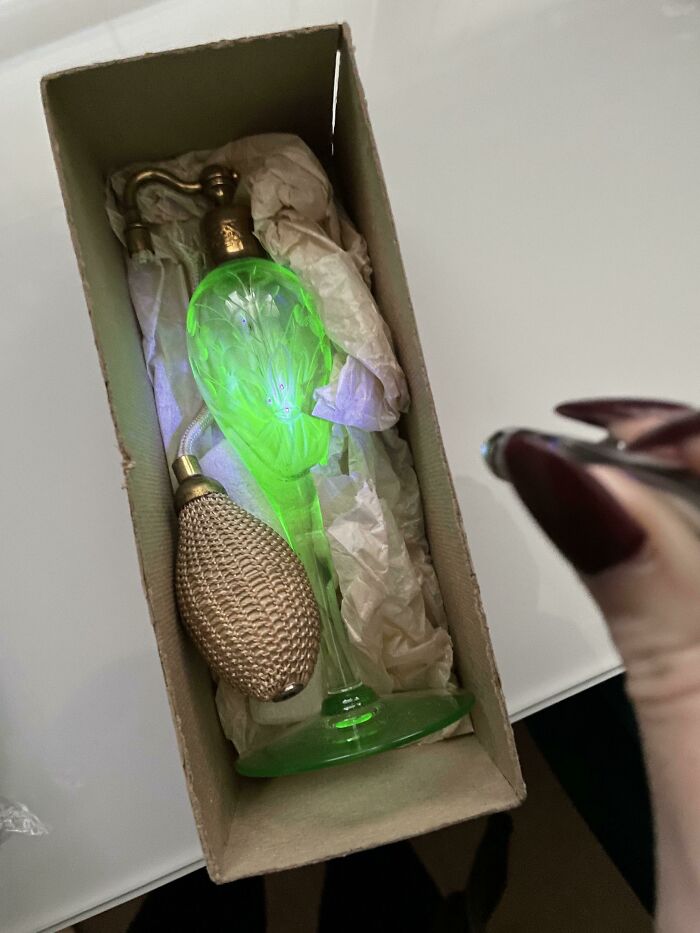 Este frasco de perfume de 100 años que brilla bajo la luz negra
