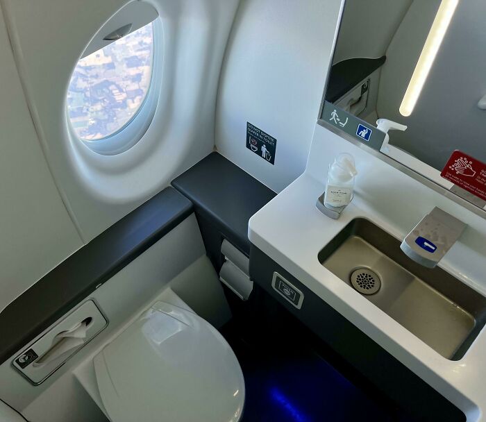 Volé en un nuevo avión Delta, y pusieron una ventana en el baño