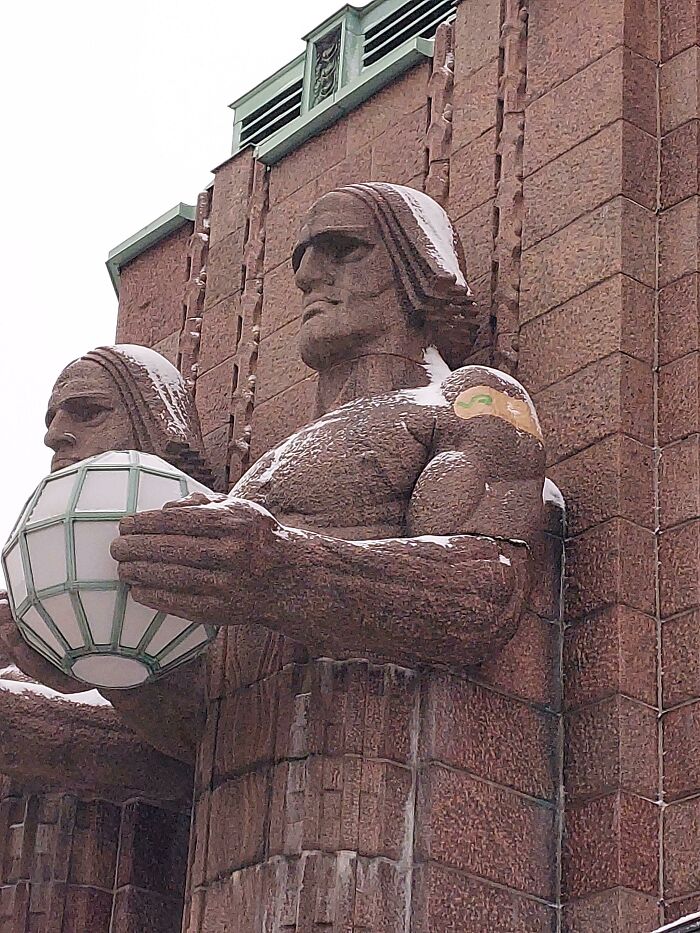 Estas estatuas frente a una estación de tren finlandesa están vacunadas