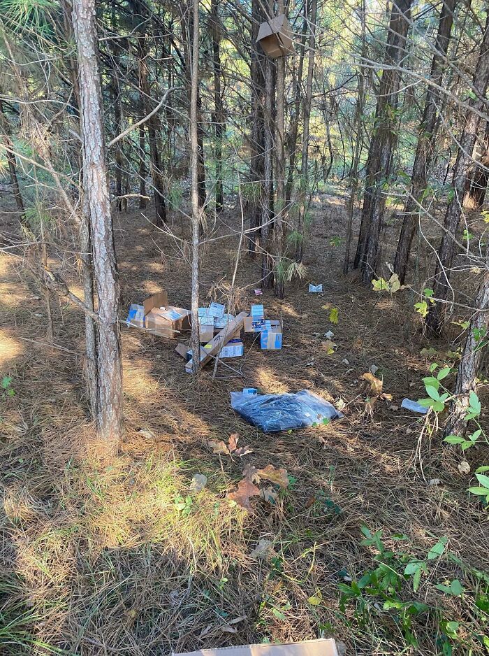FedEx en Alabama ataca de nuevo. Esta vez en Jemison, los 20 paquetes fueron encontrados en el bosque