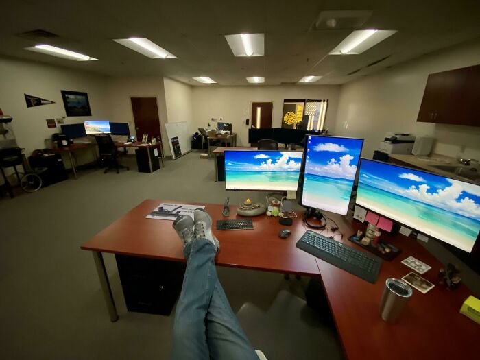 Parece que soy el único que ha venido a la oficina hoy. Tal vez hay un memorándum por ahí que no he recibido