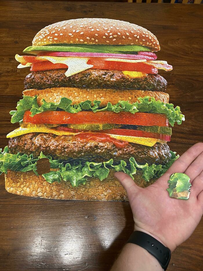 Este rompecabezas de hamburguesa tiene una pieza con forma del rompecabezas completo
