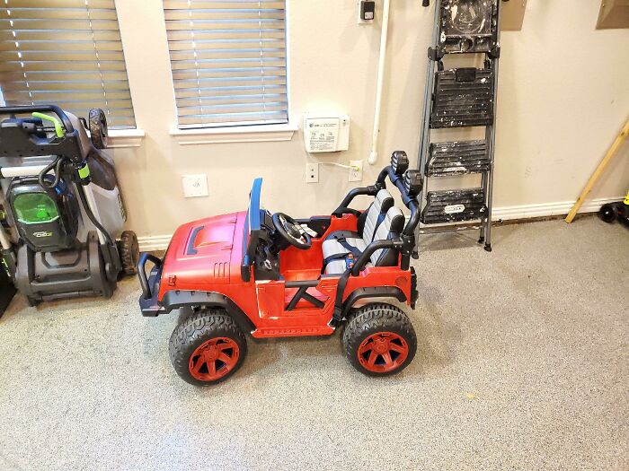 Acabo de pintar el Jeep de mi hermano de 3 años de edad de color rojo porque sólo quiere conducirlo si es rojo, ahora está llorando porque quiere que sea blanco de nuevo