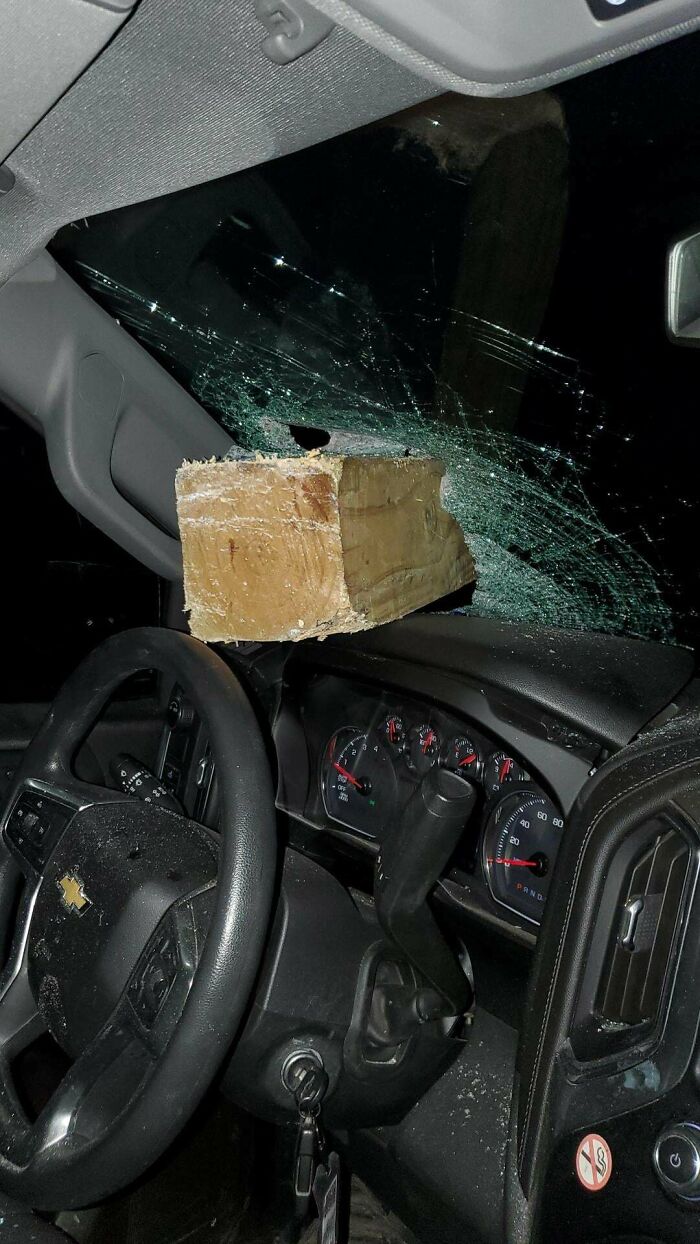 Casi me muero esta mañana en la autopista. Rebotó desde el carril izquierdo en el aire y empaló mi parabrisas