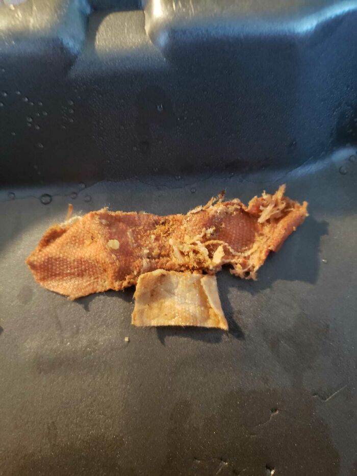 Mi novia encontró una tirita en su comida... Bueno, en su boca realmente