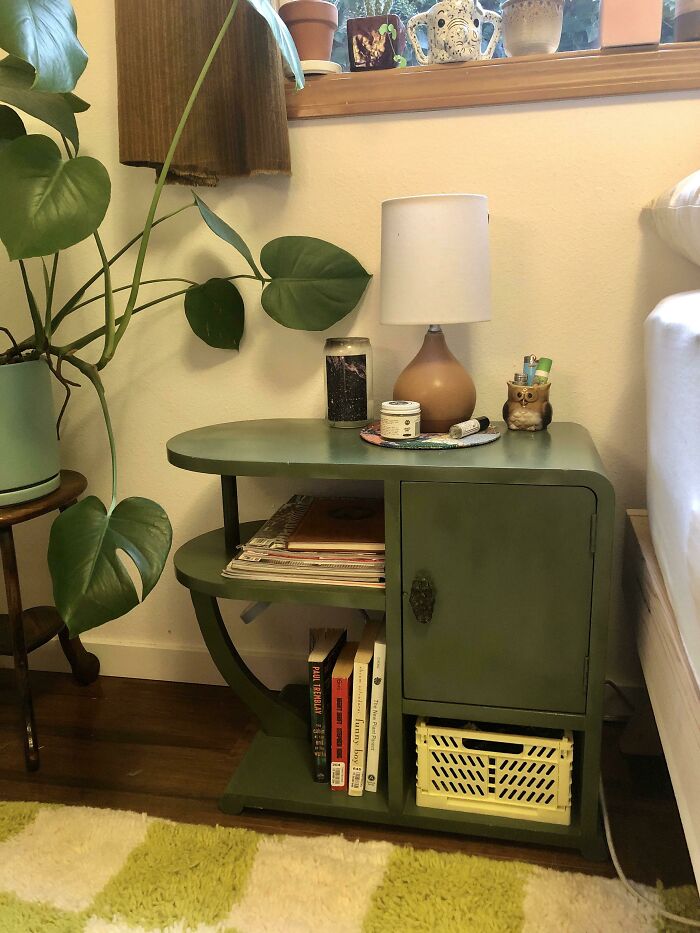 ¡Una adorable mesilla para bebés por $25!