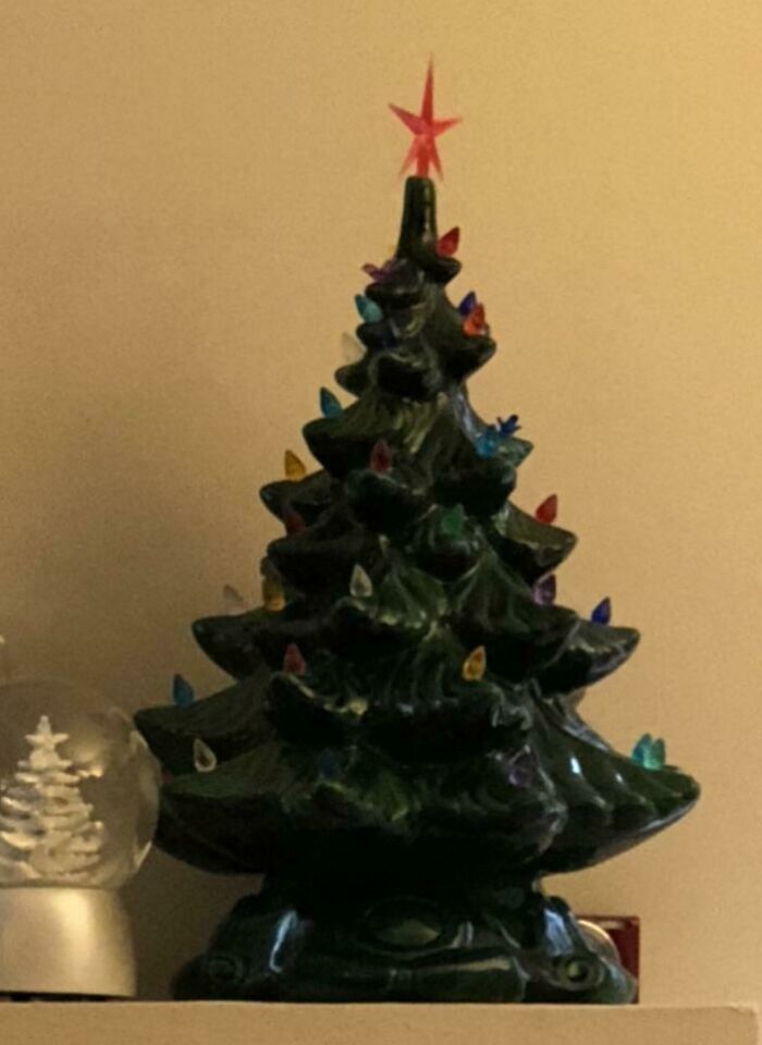 En 1978, mi mamá le hizo un árbol de cerámica a mi abuela. Cuando mi abuela falleció en 2011, mis tíos se lo dieron a Goodwill. En 2002, lo encontré en una tienda de segunda mano local (con su marca en la parte inferior) por $15