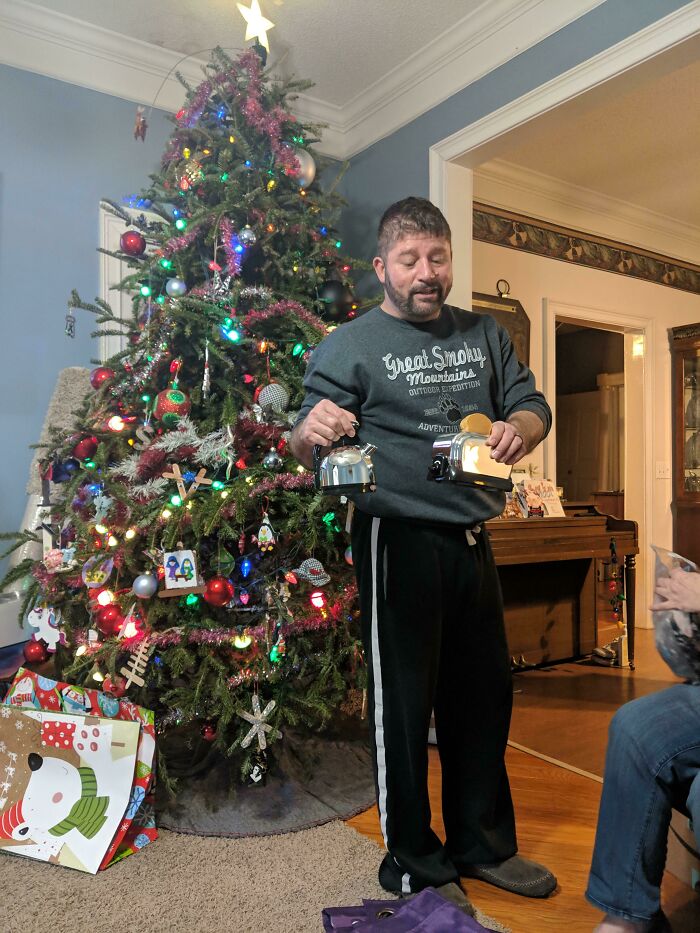 Dad Bought Toy Toaster And Kettle Online Thinking They Were Real. He Said "It Was Such A Good Deal"