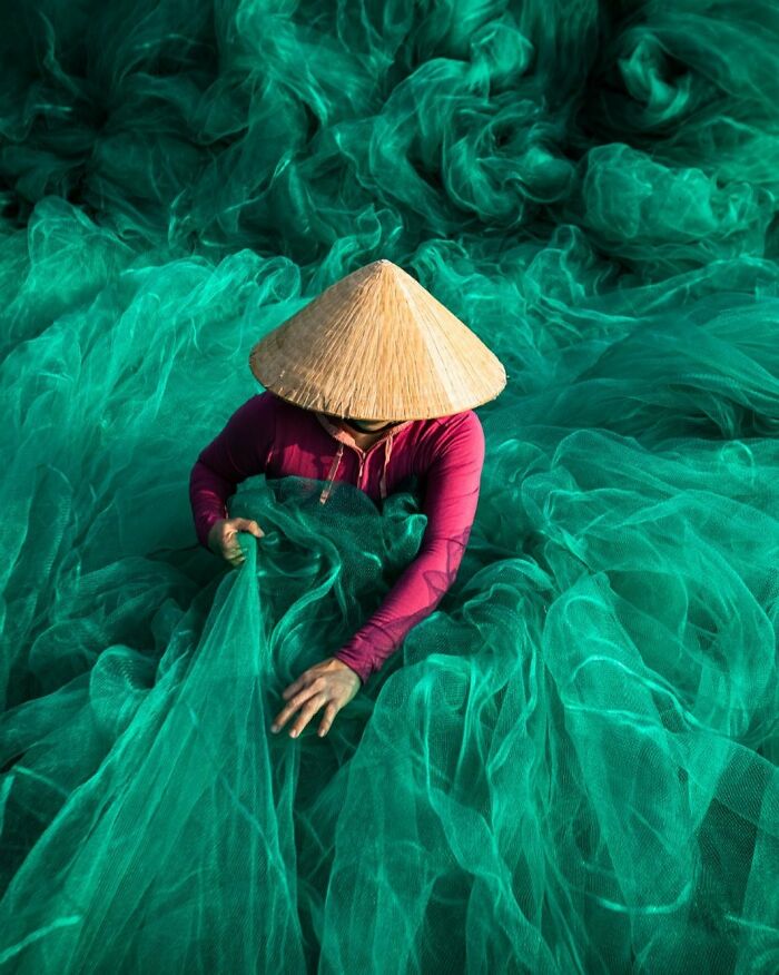 Passionate About Vietnam, Photographer Captures The True “Soul” Of His People In Their Daily Lives (New Pics)