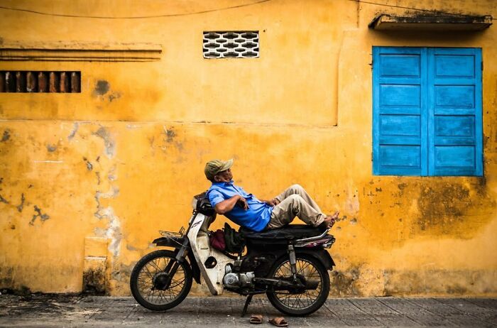 Passionate About Vietnam, Photographer Captures The True “Soul” Of His People In Their Daily Lives (New Pics)