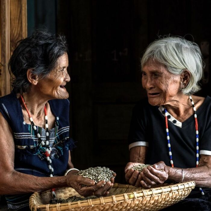 Passionate About Vietnam, Photographer Captures The True “Soul” Of His People In Their Daily Lives (New Pics)