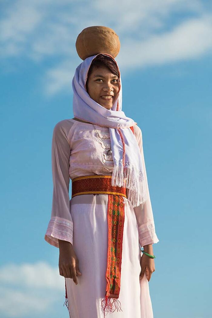 Passionate About Vietnam, Photographer Captures The True “Soul” Of His People In Their Daily Lives (New Pics)