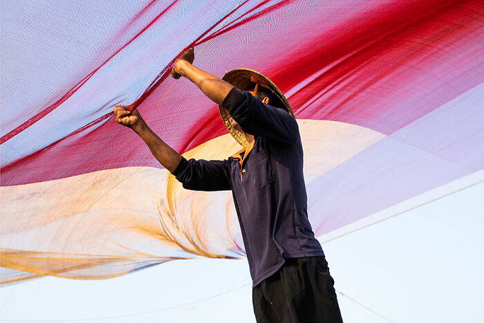 Passionate About Vietnam, Photographer Captures The True “Soul” Of His People In Their Daily Lives (New Pics)