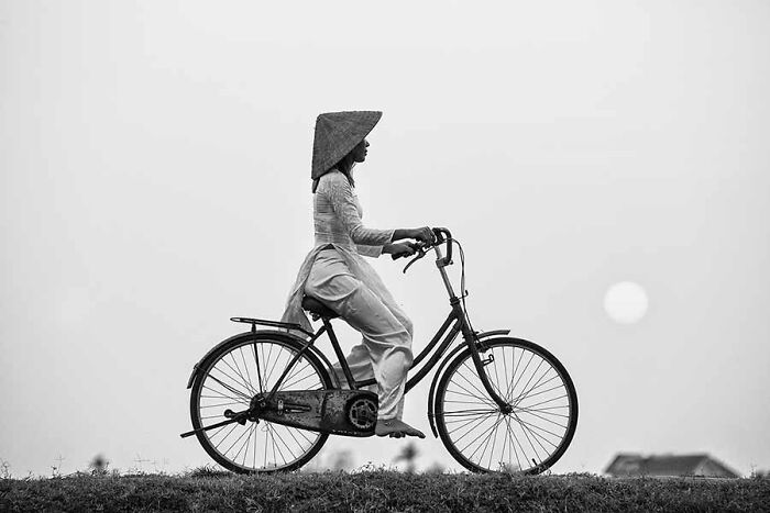 Passionate About Vietnam, Photographer Captures The True “Soul” Of His People In Their Daily Lives (New Pics)