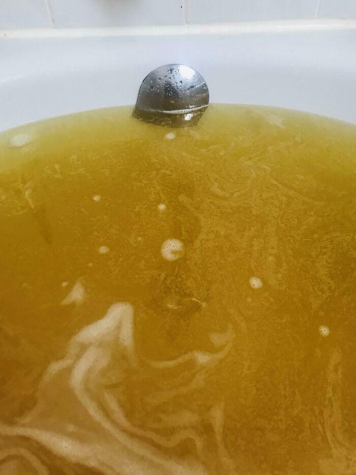 Received A Lush Bathbomb For Christmas. It Promised An Aquatic Fairytale. Instead, I Got Piss. 0/5 For The Colour, 5/5 For The Laughs