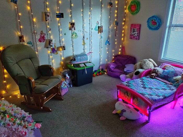 Just Won A Year Long Custody Battle. Mom Left State With The Little One. She Returns Today. Hope She Likes It.