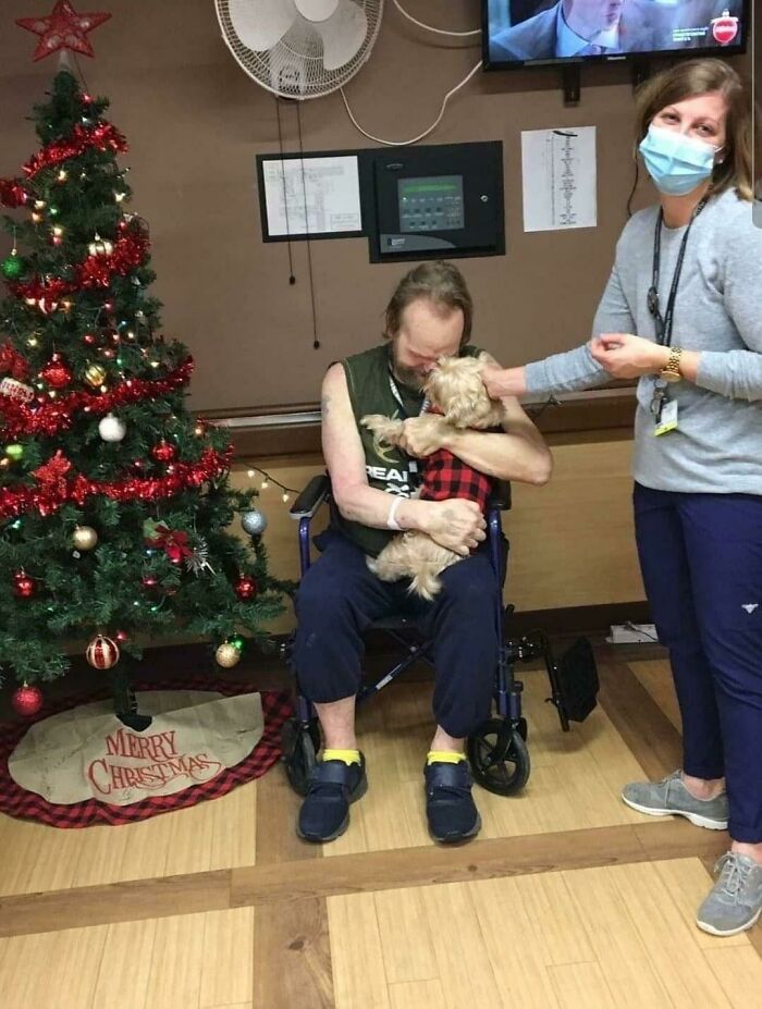 Este hombre se vio obligado a entregar a su perro a la Sociedad Protectora de Animales debido a su larga estancia en el hospital. Esta enfermera se enteró e inmediatamente fue al refugio y adoptó a su perro. Lo lleva de visita todos los días y lo devolverá tan pronto como el hombre sea dado de alta