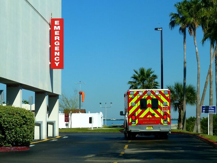 30 Rich Folks That Tied The Knot With Their Less Fortunate Partners Reveal What Shocked Them The Most About Their Ex-Life