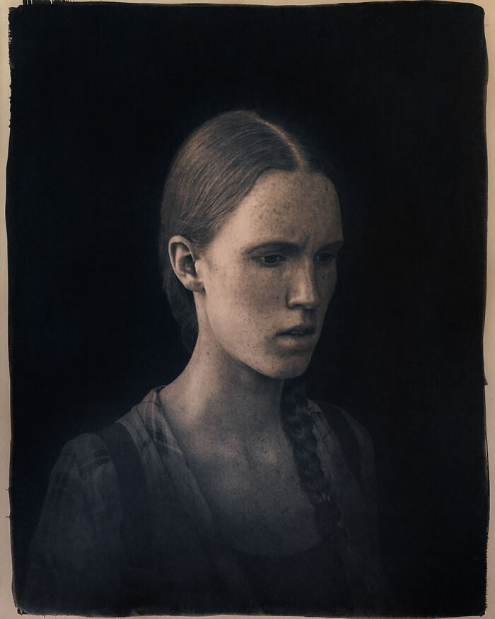 Transeúnte, de la serie “At The Bus Stop” de Joan-Ramon Manchado