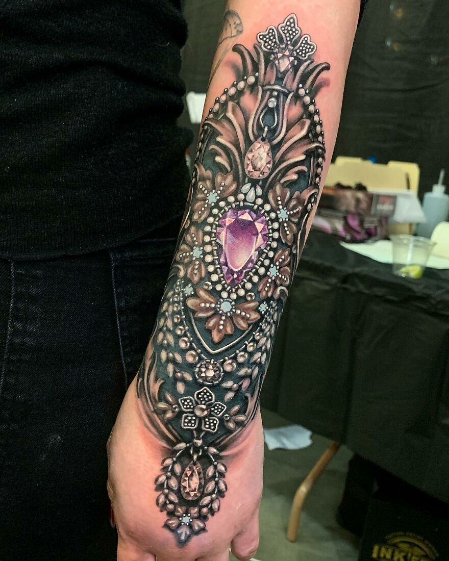 American Tattoo Artist Creates Amazing Tattoos That Imitate Jewelry On The Body