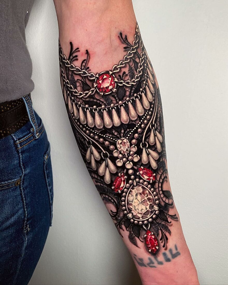 American Tattoo Artist Creates Amazing Tattoos That Imitate Jewelry On The Body