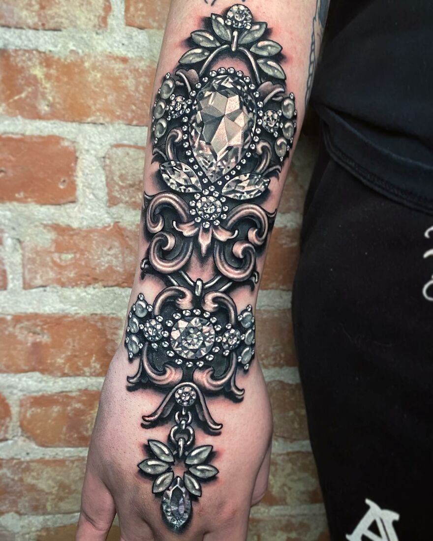 American Tattoo Artist Creates Amazing Tattoos That Imitate Jewelry On The Body