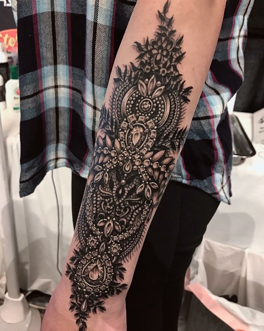 American Tattoo Artist Creates Amazing Tattoos That Imitate Jewelry On The Body