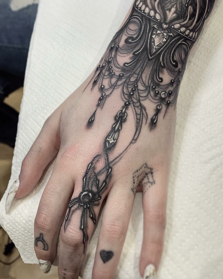 American Tattoo Artist Creates Amazing Tattoos That Imitate Jewelry On The Body