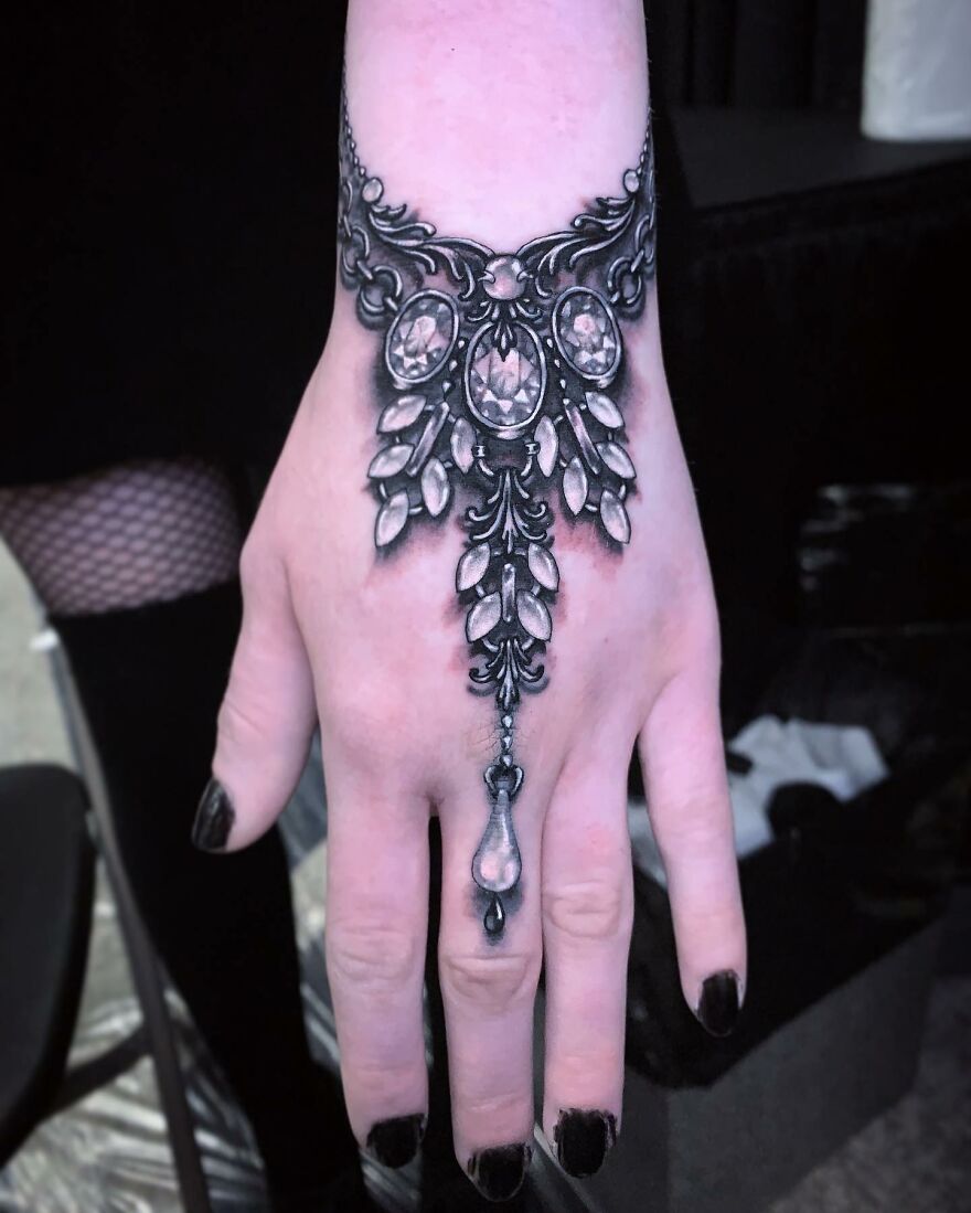 American Tattoo Artist Creates Amazing Tattoos That Imitate Jewelry On The Body