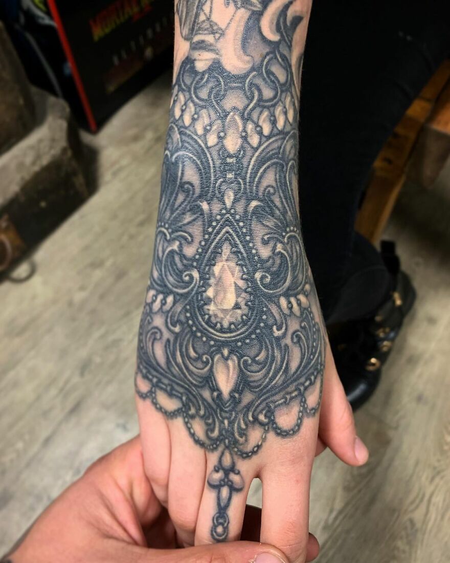 American Tattoo Artist Creates Amazing Tattoos That Imitate Jewelry On The Body