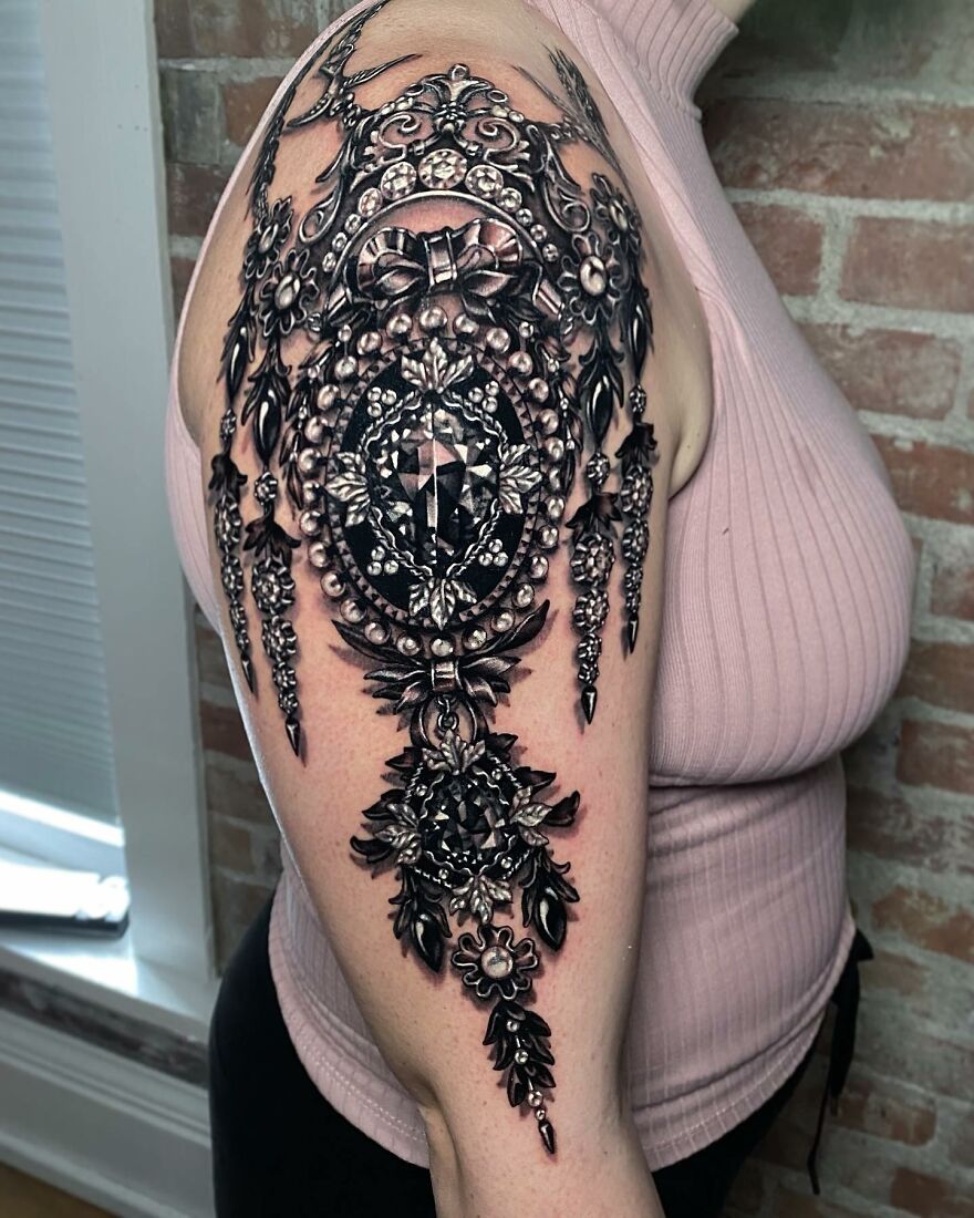 American Tattoo Artist Creates Amazing Tattoos That Imitate Jewelry On The Body