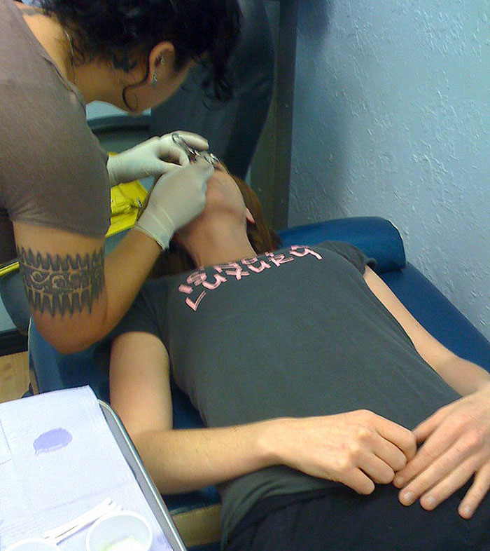 Esta "Karen" deja una rese&ntilde;a de 1 estrella a un estudio de piercings, y la gente se parte con la respuesta del propietario