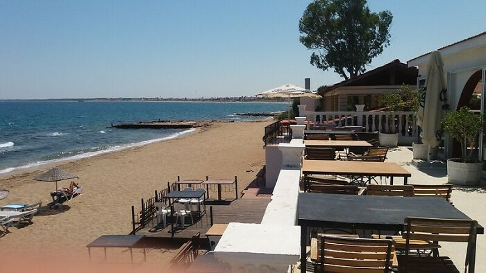 &ldquo;A Cosmo In One Hand And Filet Mignon In Another&rdquo;: Rude Karen Won&rsquo;t Listen To Waiter&rsquo;s Warning About Rain, Loses The Table For The Whole Group