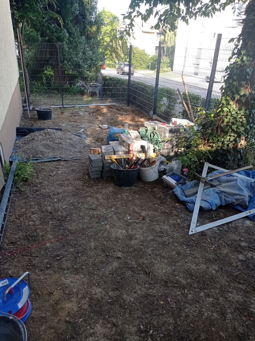 I Built A Small Outdoor Save Space For My Cats